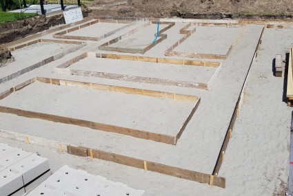 Houtskeletbouw 5 Bekisting-strokenfundering-houtskeletbouw__FillWzQyNSwyODVd